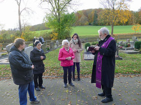 Segnung der Gräber auf dem Friedhof in Riede (Foto: Karl-Franz Thiede)